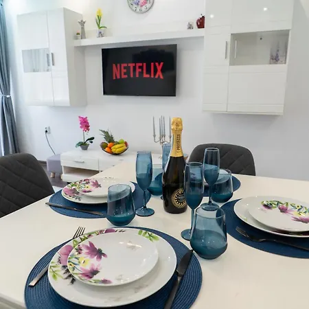 Luxury 2br Retreat In Apartment *